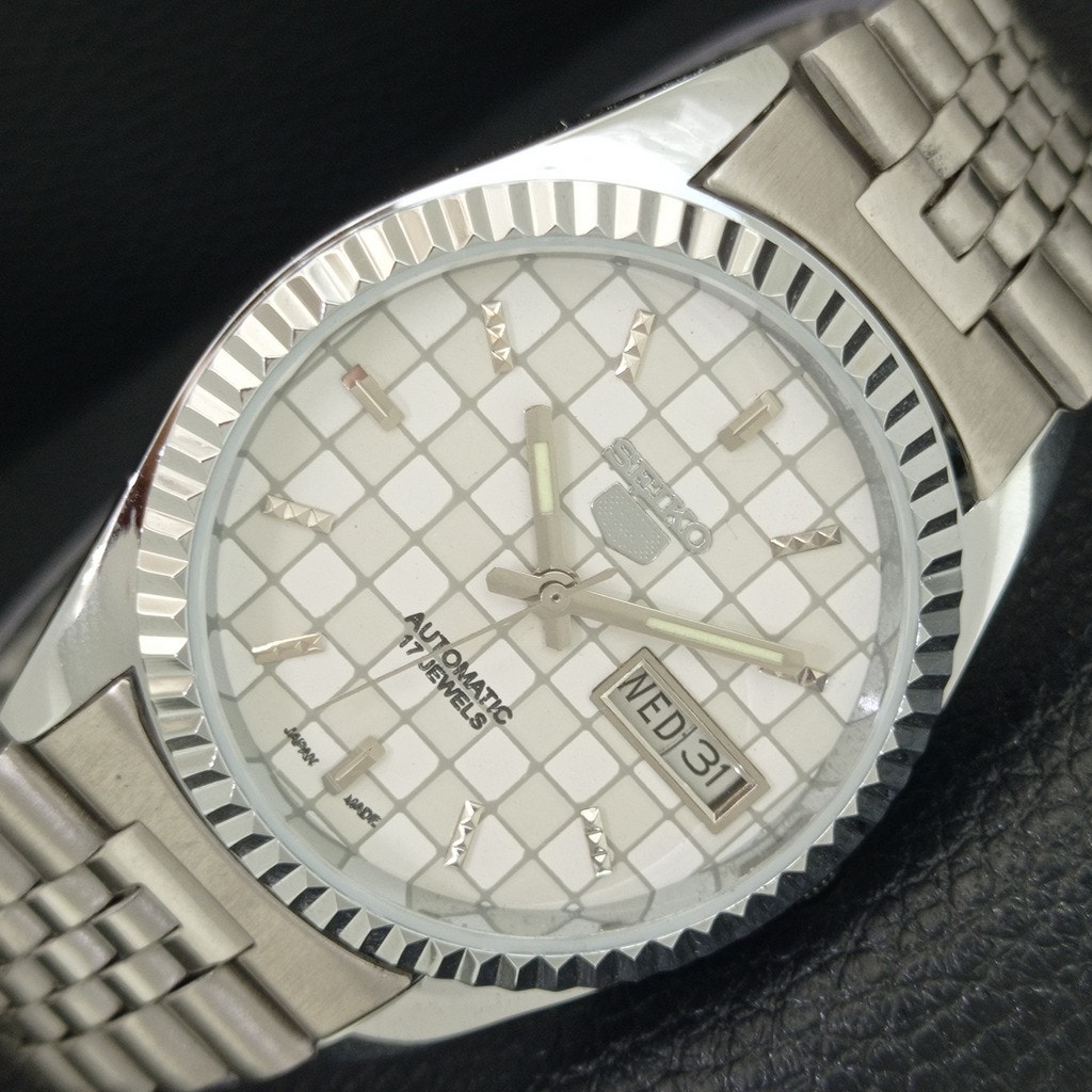 Vintage 1979 Seiko Automatic Mens Silver Watch WDaydate  Silver Accents